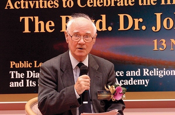 Figure 6. Polkinghorne giving the public lecture (13 November 2006). Credit: Hong Kong Baptist University.